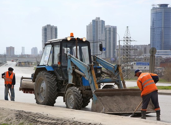 Волгоградские дороги очистили от 15 тонн песчано-грунтовых наносов