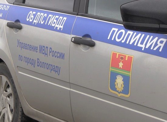 В Волгограде двое молодых мужчин и девушка подрались с полицейскими