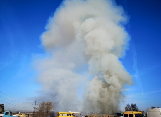 В Тракторозаводском районе загорелась несанкционированная свалка
