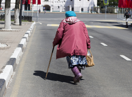 В Волгограде 72-летняя пенсионерка угодила под колеса "Мерседеса" по своей вине