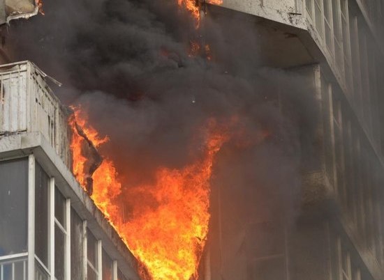 В волгоградской многоэтажке загорелся балкон: есть пострадавший