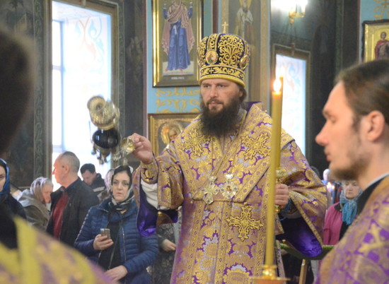 Владыка Феодор совершил молебен в кафедральном соборе Волгограда