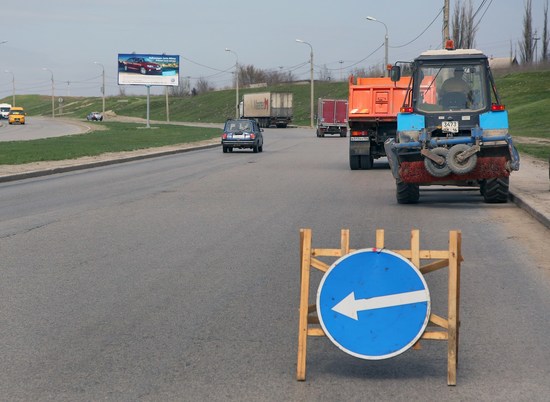 Волгоградских водителей просят убрать машины с обочин на Ангарской