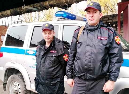 Росгвардейцы в Волгограде вернули домой двух потерявшихся школьниц