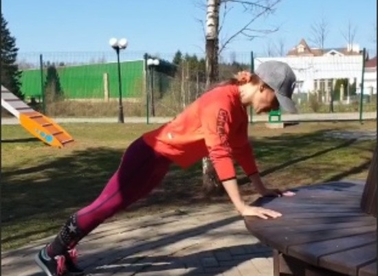 Юлия Ковальчук занимается спортом на собачьей площадке