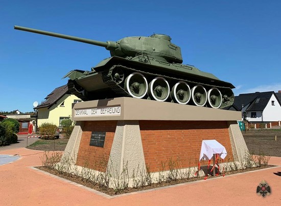 В Германии под звуки оркестра из Волгограда открыт памятник танку Т-34