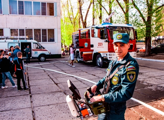 Сотрудники МЧС показали волгоградским школьникам робототехнику для тушения пожаров