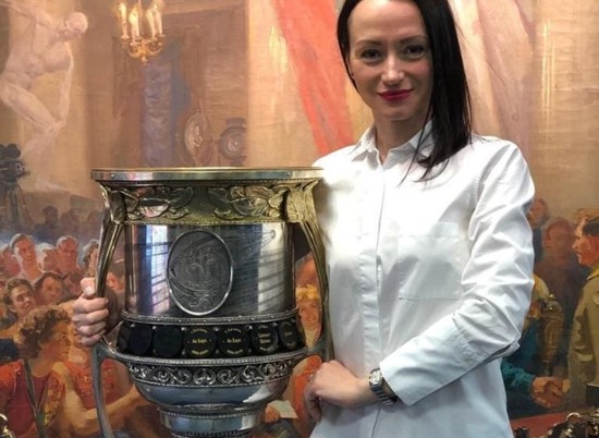 Волгоградская олимпийская чемпионка прикоснулась к хоккейной реликвии