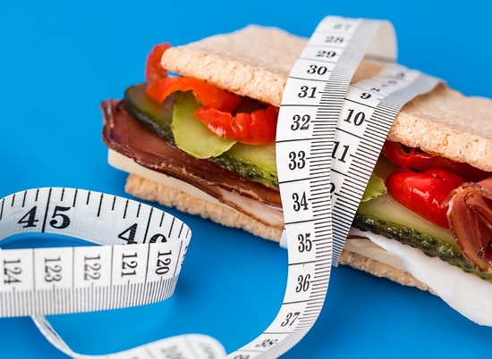 Названы пять популярных привычек, мешающих избавиться от лишнего веса