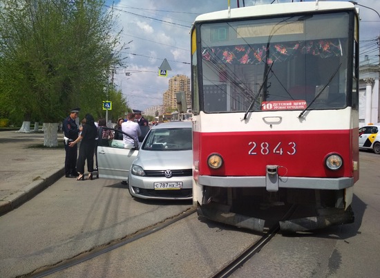 В Волгограде автомобилист протаранил трамвай