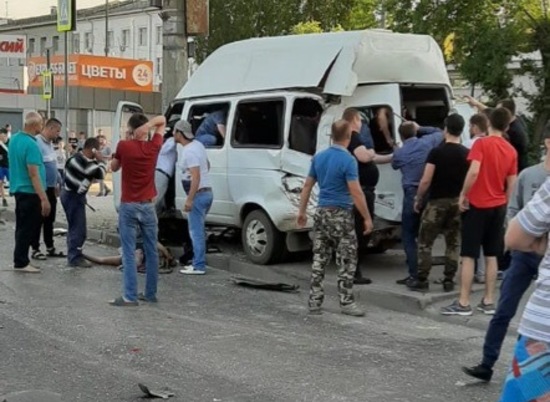 В Волгограде 11 человек пострадали в ДТП с «заказной» маршруткой № 15с