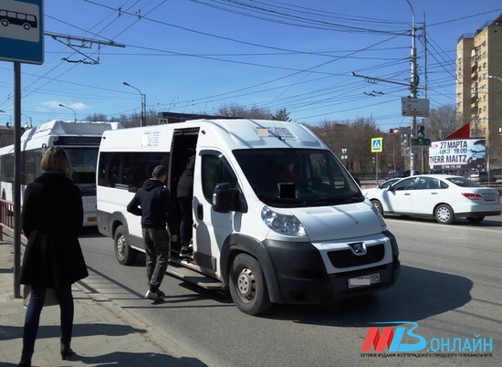 В Волгограде маршрутка не уступила дорогу трамваю и столкнулась с ним