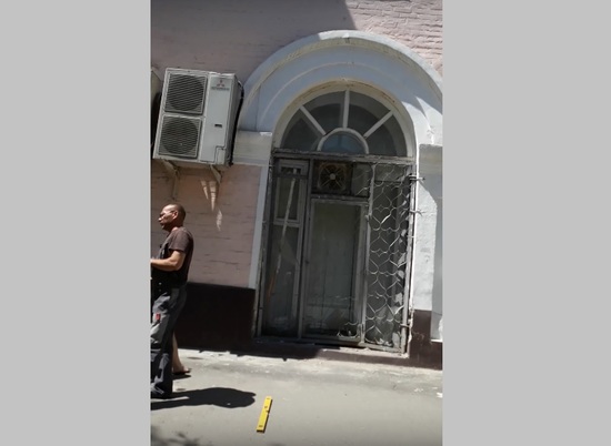 На юге Волгограда мужчина выпал из окна 2-го этажа во время ремонта