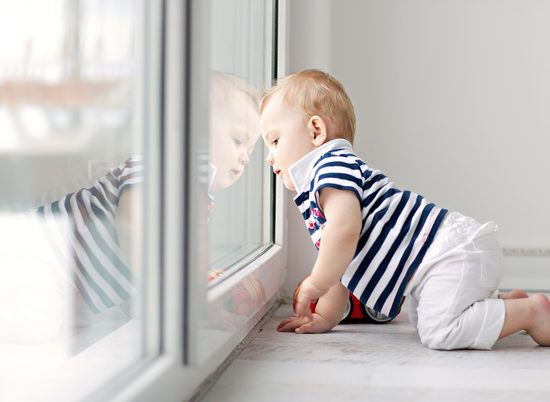 Волгоградцам предлагают сделать окна безопасными для детей