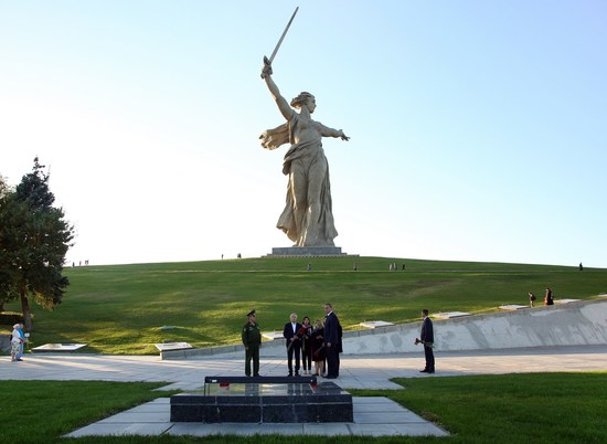 В Волгограде сняли гранит с постамента скульптуры «Родина-мать зовет!»