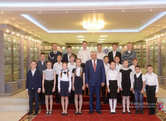 Владимир Колокольцев наградил 12-летних волжских кадетов за смелость