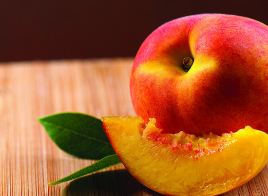 Диетологи рассказали, чем полезны персики летом