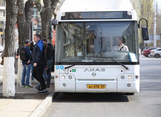 Водитель 25-го автобуса в Волгограде высадил пассажиров, заметив пар