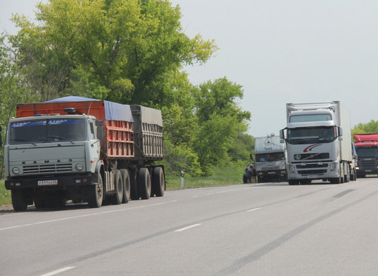 Трассу между Волгоградом и Саратовом закрыли для большегрузов
