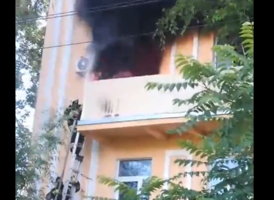 В пожаре на юге Волгограда погибла пенсионерка, а спасатель сломал ногу