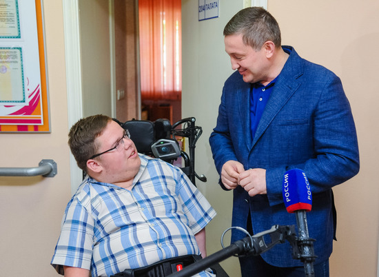 Андрей Бочаров встретился с воспитанником дома-интерната, которому в Волгограде изготавливают экзоскелет