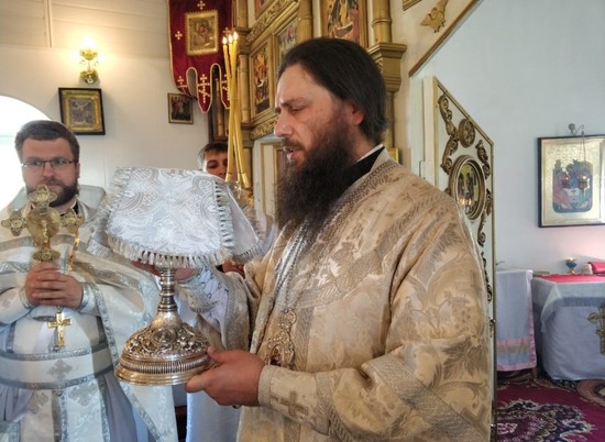 Православные волгоградцы встречают праздник Святой Троицы