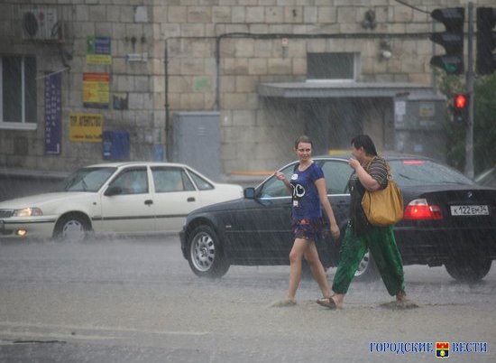 В Волгограде ликвидируют последствия сильного дождя