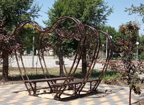 В парке на «Авангарде» установили кованые скамейки в виде сердец