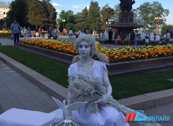 В Волгограде на Центральной Набережной ожили скульптуры