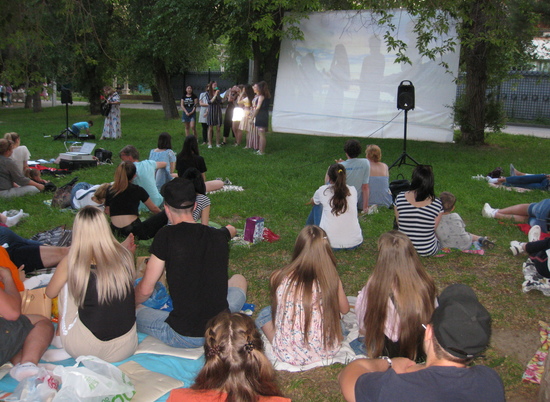 "Кино под звездами" в Волгограде теперь будут показывать с субтитрами