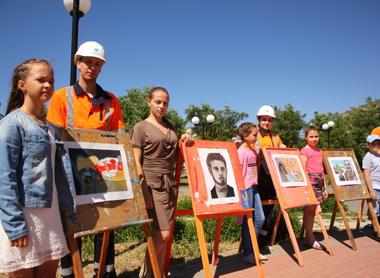 Юные жители Котельниково изобразили героев нашего времени