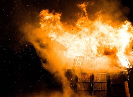 Дотла в Камышине сгорел 13-летний микроавтобус "Фольксваген"