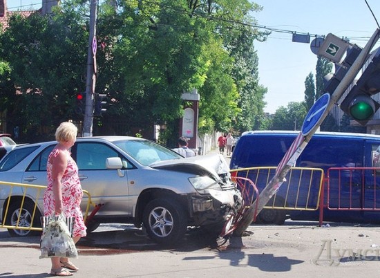 В Волгоградской области из-за автоледи в аварии пострадала девочка