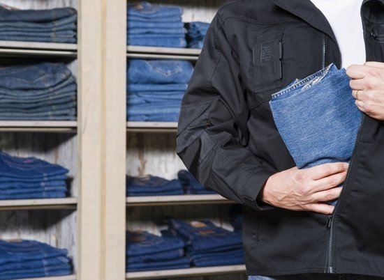 Безработный волгоградец похитил из магазина рубашек и шорт на 12 тысяч