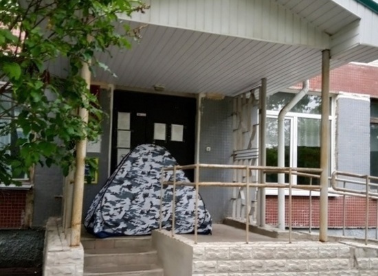 Жительница Пскова ради талона заночевала в палатке у двери поликлиники