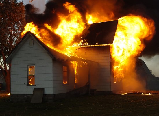 В Волгограде и области в огне пострадали квартира и дачный дом