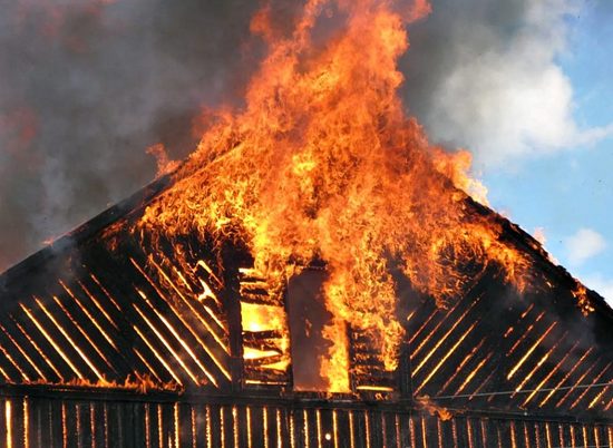В селе под Волгоградом пожар оставил частный дом без крыши