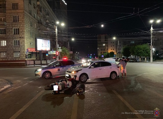 В Волгограде на улице Комсомольской мотоциклист протаранил легковушку