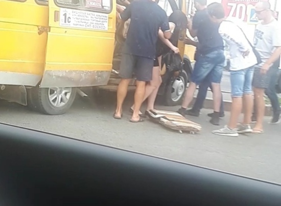 В Волгограде маршрутка-«нелегал» врезалась в «Ладу» и протаранила столб