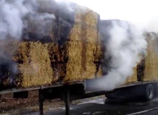 Под Волгоградом сгорел грузовик с сеном