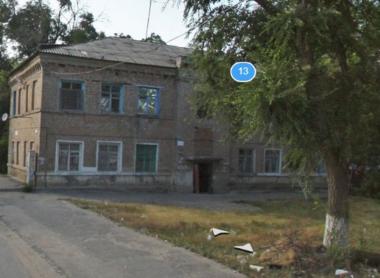 В аварийном доме на севере Волгограда отслоилось 3 кв. м штукатурки