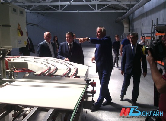 Андрей Бочаров посетил керамический завод в рамках рабочей поездки