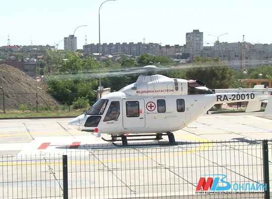 Вертолет санитарной авиации АНСАТ доставил в Волгоград ребенка в коме