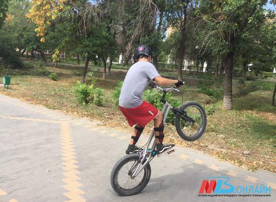 В Волгограде велотриальщики показали, как парить на двухколесном