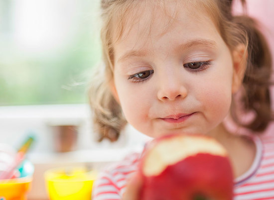 Волгоградцам рассказали, чем для детей могут быть опасны яблоки