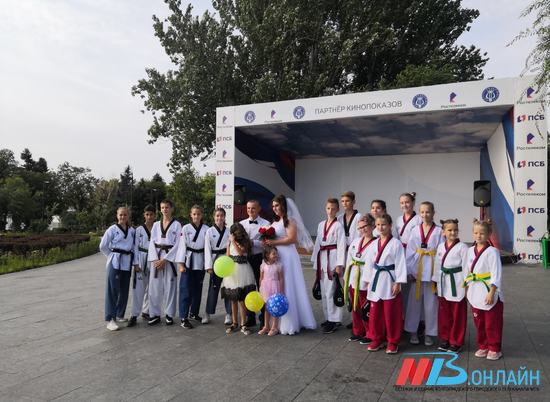 Волгоградские молодожены приняли участие в мастер-классе по тхэквондо