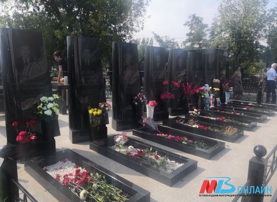 В Волгограде почтили память экипажа и пассажиров рейса "Москва-Волгоград", взорванного террористкой-смертницей
