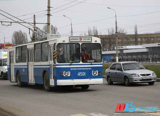 В Волгограде легковой автомобиль подрезал троллейбус - есть пострадавшие