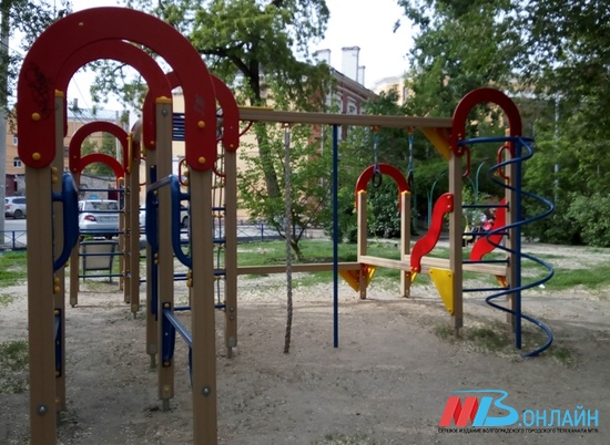 В 17 волгоградских дворах начали устанавливать детские площадки