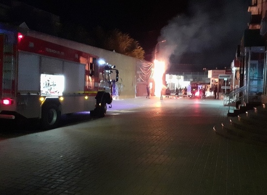 На Центральном рынке Волгограда по неосторожности сожгли торговый павильон